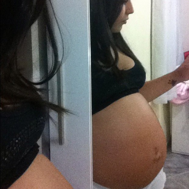 Priscila Pires posta foto do barrigão de grávida (Foto: Twitter / Reprodução)