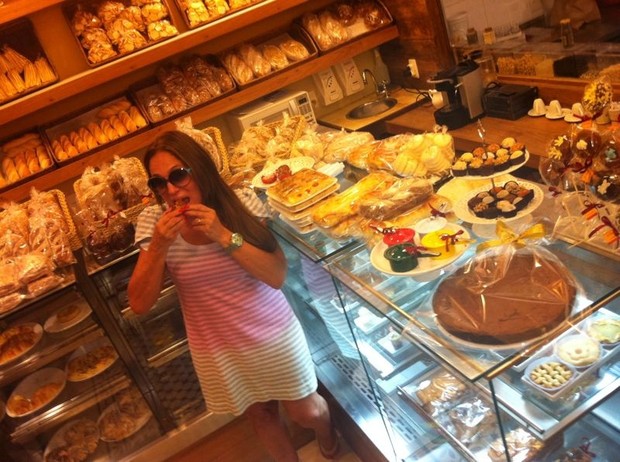 Susana Vieira prova doces em confeitaria no Rio (Foto: Reprodução/Twitter)