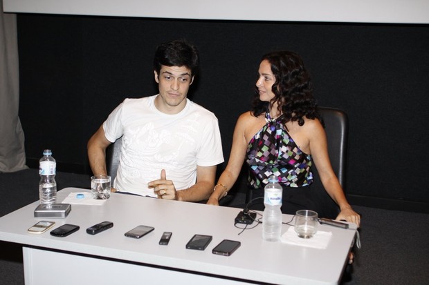 Mateus Solano e Claudia Ohana na coletiva do filme 'A Novela das 8' (Foto: Felipe Assumpção / AgNews)