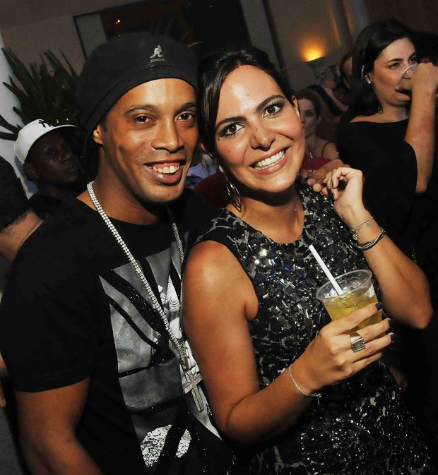 Ronaldinho Gaúcho e Carol Sampaio (Foto: Ari Kaye / Divulgação)