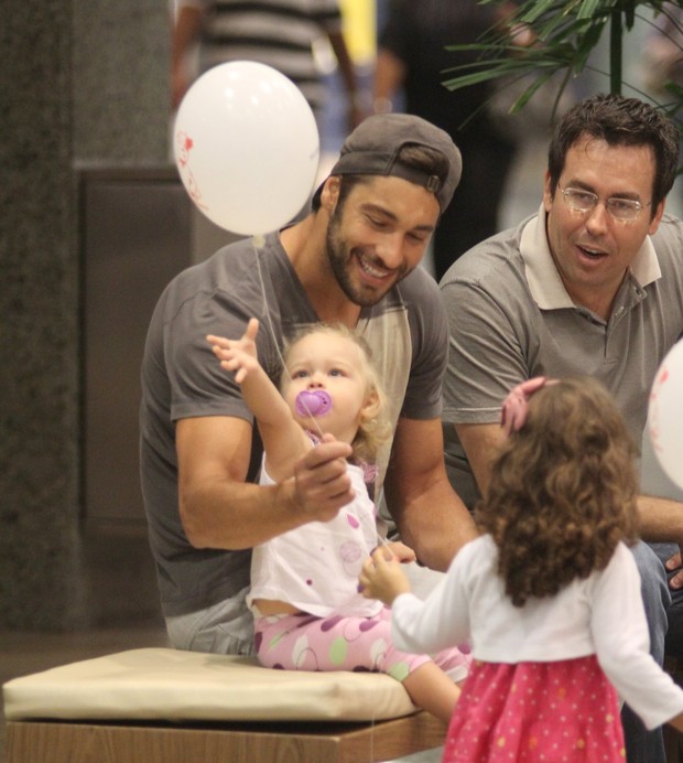 Victor Pecoraro passeia em shopping com a família (Foto: Marcus Pavão/Ag News)