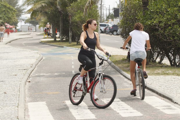 Regiane Alves anda de bicicleta na orla da Barra, no Rio (Foto: Fábio Martins/Ag News)