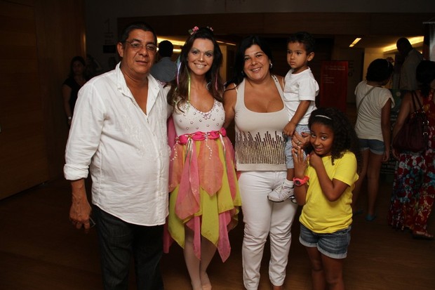 Zeca Pagodinho foi com a família ao teatro (Foto: Daniel Delmiro/Agnews)