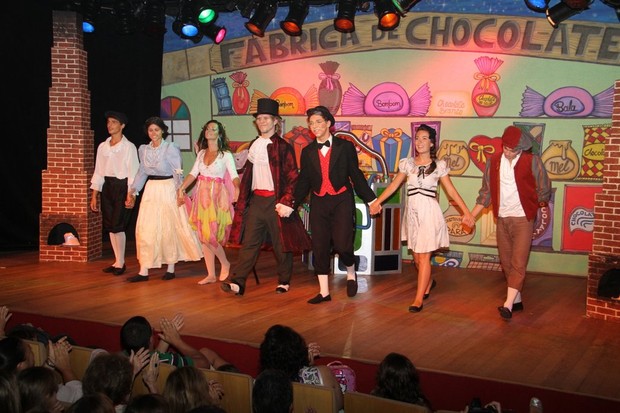 O elenco da peça 'A fábrica de chocolate' (Foto: Daniel Delmiro/Agnews)