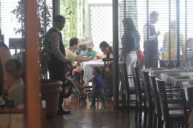 Juliana Paes almoçou com a família no shopping (Foto: Dilson Silva/Agnews)