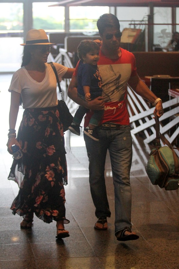 Juliana Paes com o filho e o marido em um shopping na Barra da Tijuca, no Rio (Foto: Dilson Silva / Ag. News)