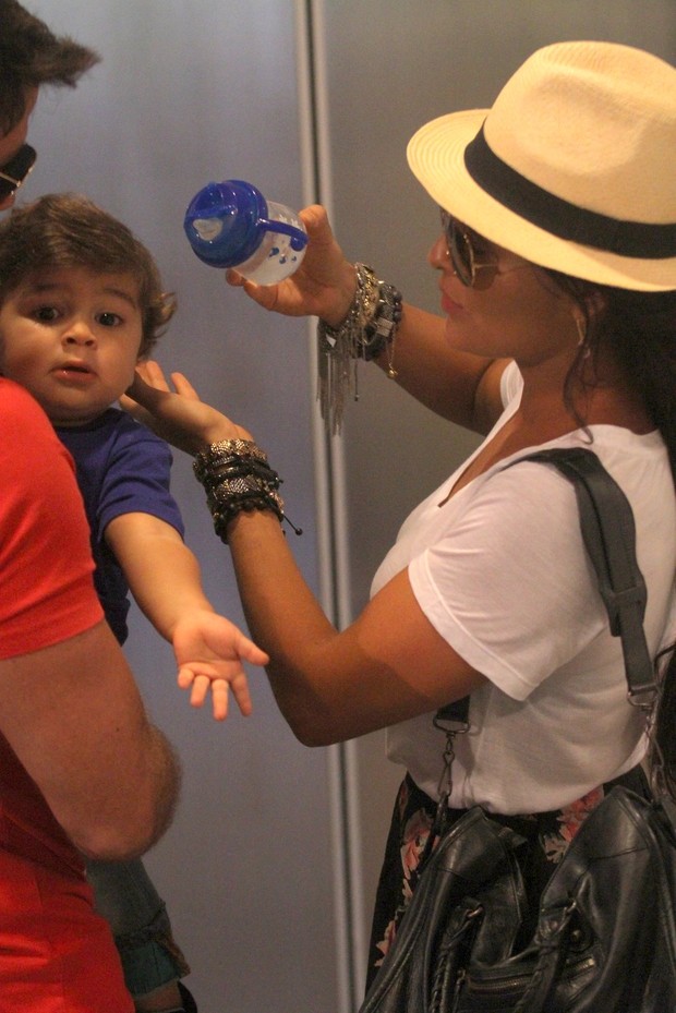 Juliana Paes deu água ao filho, Pedro (Foto: Dilson Silva/Agnews)