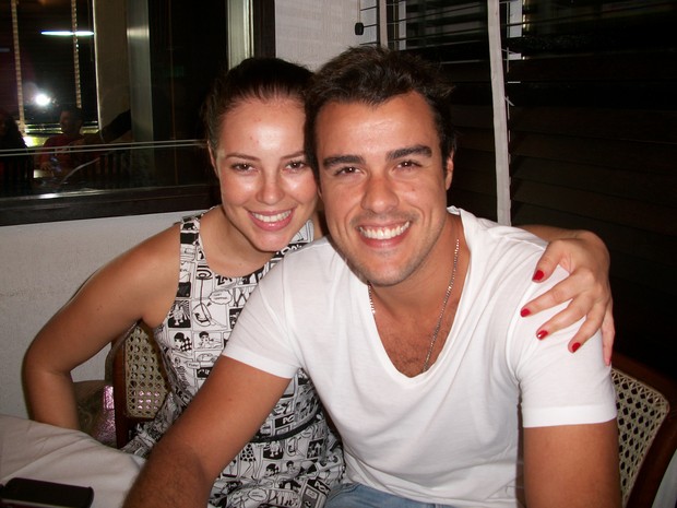 Paola Oliveira e Joaquim Lopes na churrascaria Pampa Grill, no Rio (Foto: Divulgação)