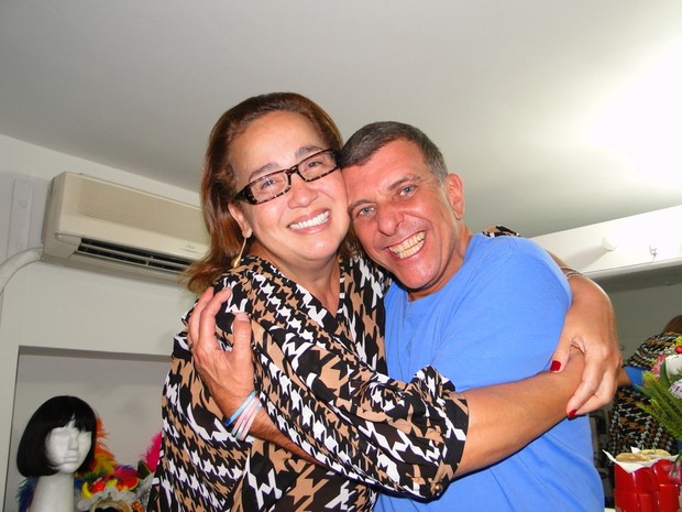Claudia Jimenez com Jorge Fernando após sessão da peça 'Salve, Jorge', no Rio (Foto: Rodrigo Torres/ Divulgação)