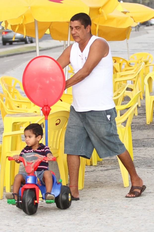 Zeca Pagodinho passeia com o neto na orla (Foto: Clayton Militão/Photo Rio News)