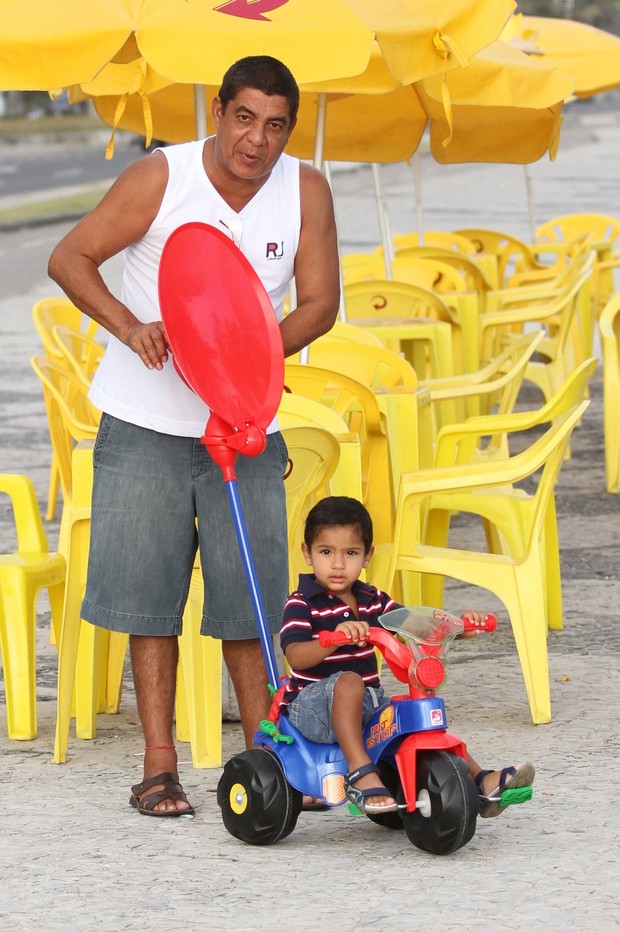 Zeca Pagodinho passeia com o neto na orla da Barra, no Rio (Foto: Clayton Militão / Photo Rio News)