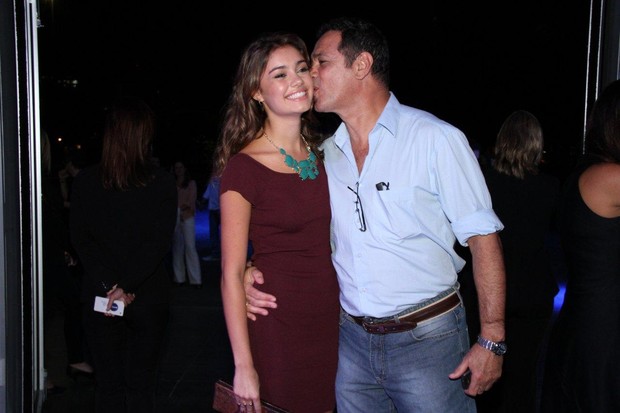 Sophie Charlotte e o pai no show 'Nivea Viva Elis' (Foto: Roberto Filho / AgNews)