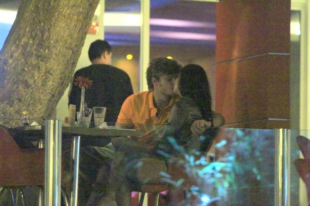 Isis Valverde com o namorado Tom Rezende em restaurante no Rio (Foto: Delson Silva/ Ag. News)