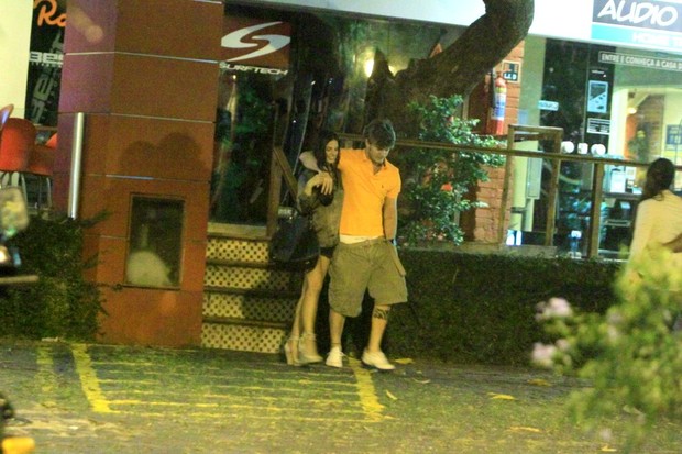 Isis Valverde com o namorado Tom Rezende em restaurante no Rio (Foto: Delson Silva/ Ag. News)