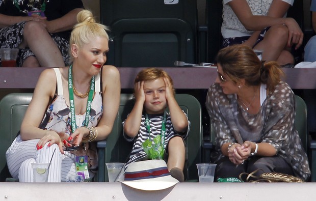 Gwen Stefani com o filho Kingston Rossdale e com Mirka Federer, mulher de Roger Federer, em partida de tênis na Califórnia, nos EUA (Foto: Reuters/ Agência)