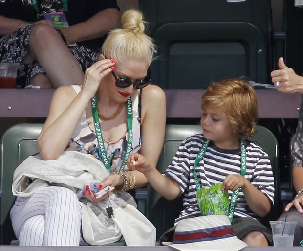 Gwen Stefani com o filho Kingston Rossdale em partida de tênis na Califórnia, nos EUA (Foto: Reuters/ Agência)