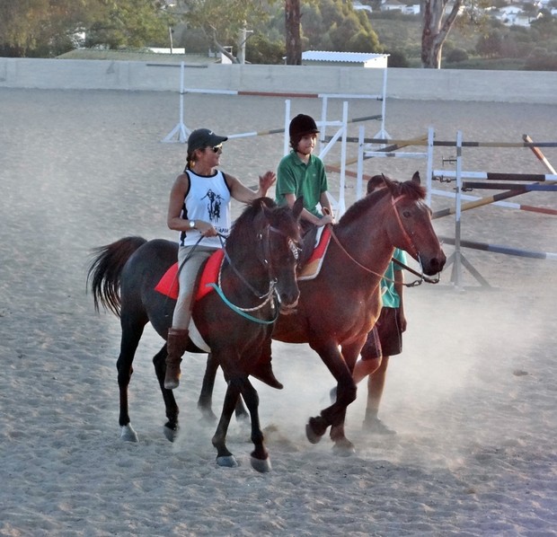 Matheus Costa faz aula de equitação (Foto: Divulgação)