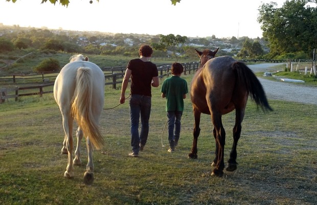 Matheus Costa faz aula de equitação (Foto: Divulgação)