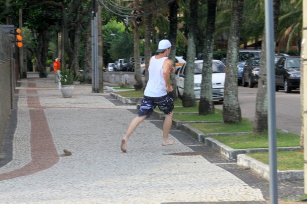 Jonatas Faro corre na orla da Barra (Foto: Marcos Ferreira / Photo Rio News)