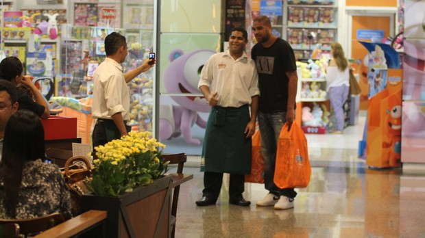 Adriano passeia com crianças em shopping (Foto: Marcus Pavão / AgNews)