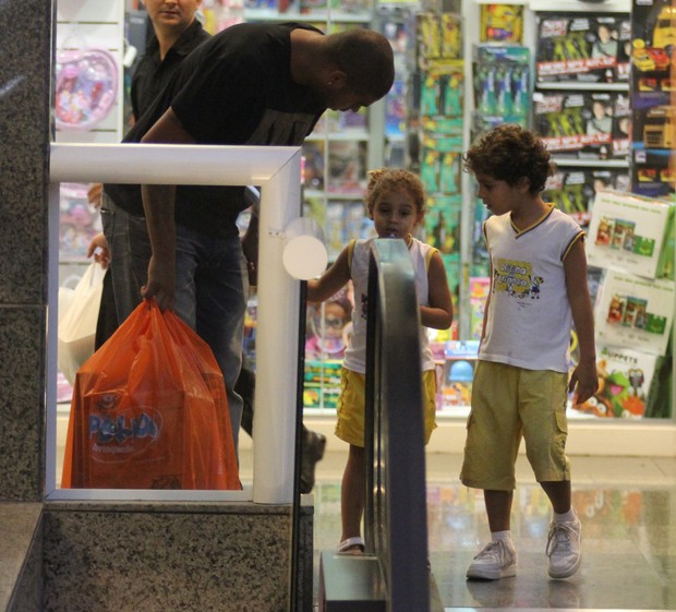 Adriano passeia com crianças em shopping (Foto: Marcus Pavão / AgNews)