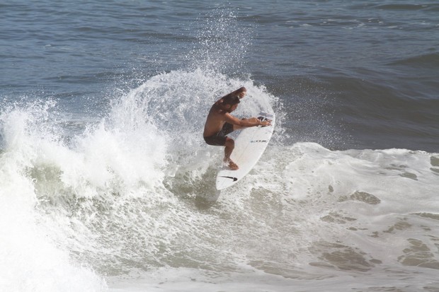 Pedro Scooby surfa na prainha (Foto: Dilson Silva / AgNews)
