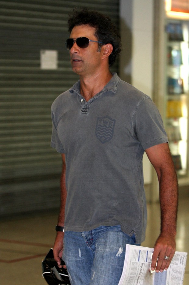 Marcos Pasquim no aeroporto Santos Dumont, no Rio (Foto: Henrique Oliveira/Photorio News)