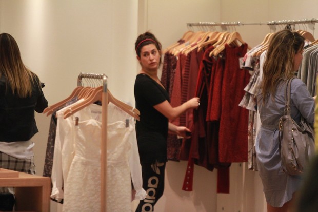 Fernanda Paes Leme faz compras em shopping do Rio (Foto: Marcello Sá Barreto / Photo Rio News)