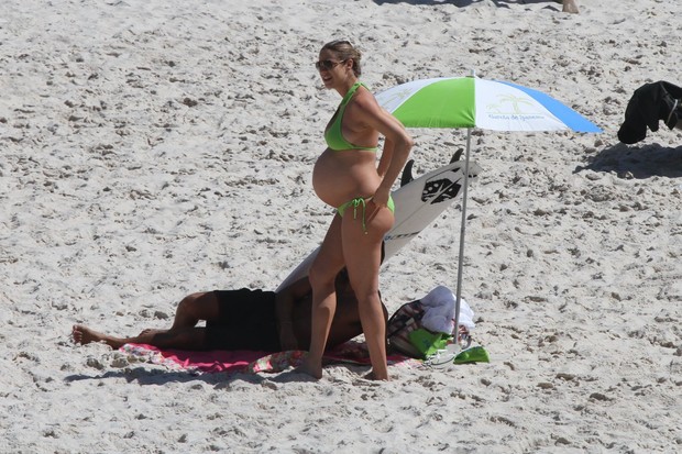 Luana Piovani na praia (Foto: Dilson Silva / AgNews)