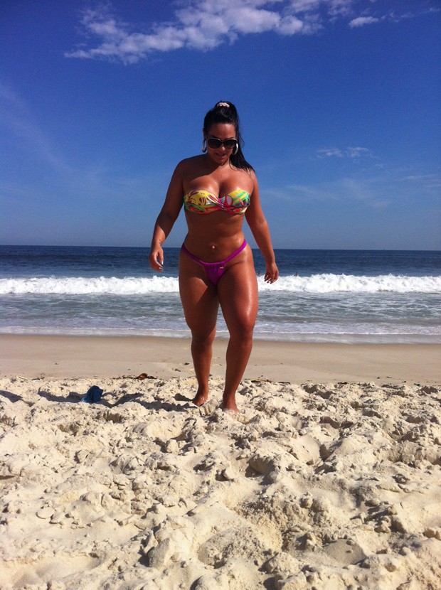 Mulher Melancia curte dia na praia (Foto: Divulgação)