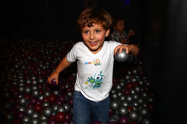 Davi, filho de Claudia Leitte, brinca em evento em São Paulo (Foto: Iwi Onodera / EGO)