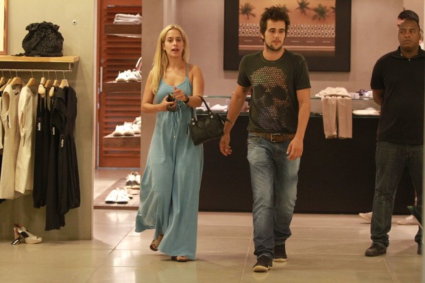 Paloma Duarte e o namorado, Bruno Ferrari, passeiam em shopping do Rio (Foto: Marcello Sá Barreto / Photo Rio News)
