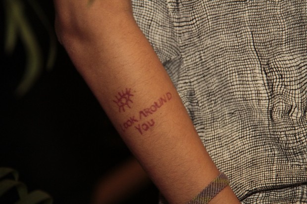 Detalha da tatuagem de Maria Gadú no show de Gal Costa no Rio (Foto: Isac luz / EGO)
