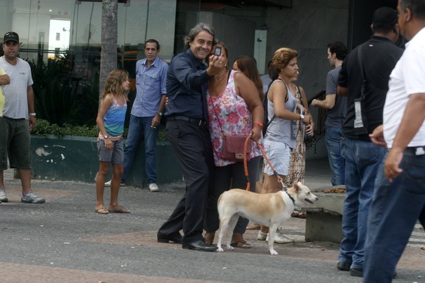 Alexandre Borges tira foto com fãs durante gravações de 'Avenida Brasil' (Foto: Edson Teófilo / Photo Rio News)