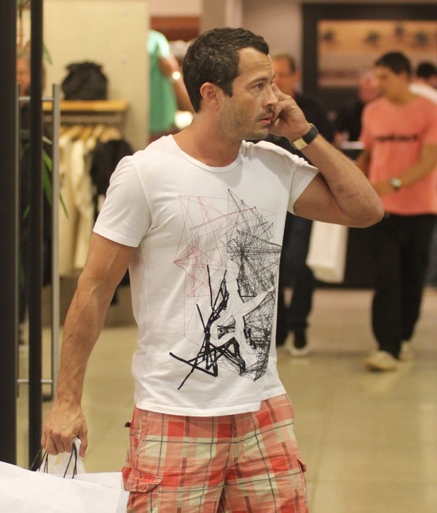 Malvino Salvador em shopping do Rio (Foto: Marcus Pavão / AgNews)