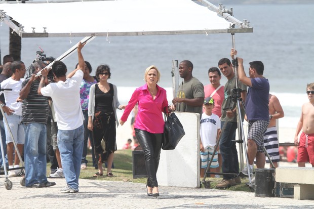 Giulia Gam grava Amor Eterno na orla da praia da Barra da Tijuca (Foto: Dilson Silva / Ag News)