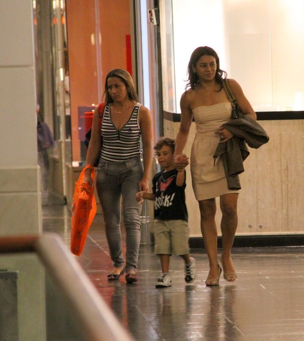  Dira Paes passeia com filho em shopping no Rio  (Foto: Daniel Delmiro/ Ag.News)