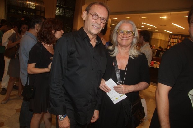 Vera Holtz e José Wiker prestigiam a peça 'Vestido de Noiva' (Foto: Maurício Melo/AgNews)