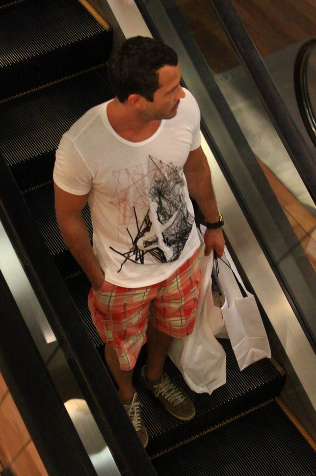 Malvino Salvador em shopping do Rio (Foto: Marcos Ferreira / Photo Rio News)