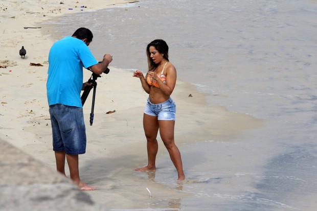 Mulher Melão grava clipe na praia do Arpoador, no Rio (Foto: Wallace Barbosa / AgNews)