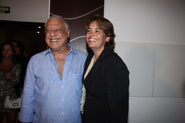Antônio Fagundes recebe Suzy Rêgo no camarim de sua peça (Foto: Manuela Scarpa/PhotoRioNews)