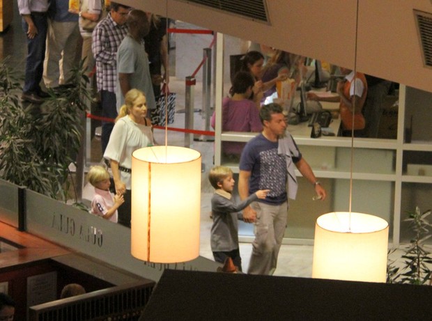 Angélica e Luciano Huck levam os filhos ao cinema (Foto: Daniel Delmiro/AgNews)