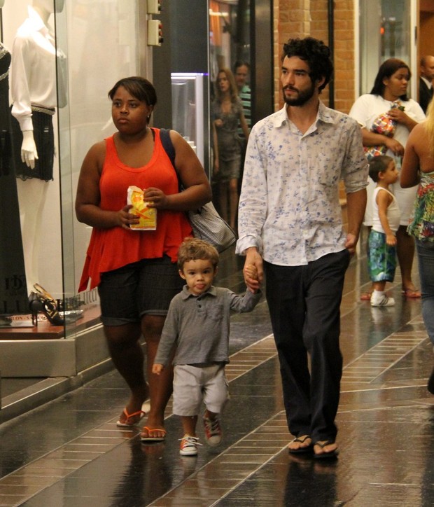 Caio Blat passeia com o filho em shopping (Foto: Daniel Delmiro/AgNews)