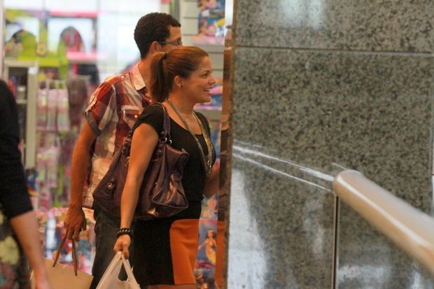 Nívea Stelmann passeia em shopping do Rio (Foto: Marcello Sá Barretto /PhotoRio News)