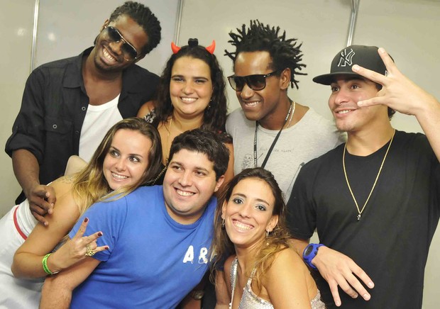 Thiago Martins, Jhama e Dhum Neves recebem fãs no camarim (Foto: Ari Kaye / Divulgação)