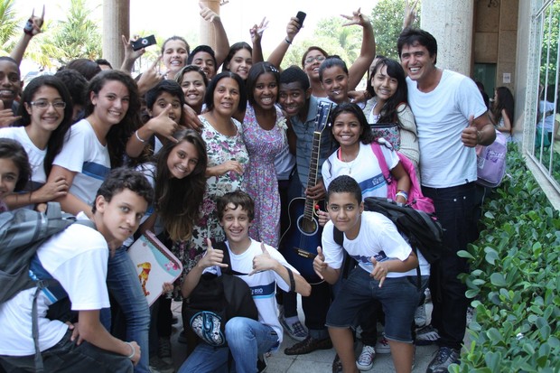 Dupla de 'Para Nossa Alegria' posa com fãs (Foto: Clayton Militão - Photo Rio News)