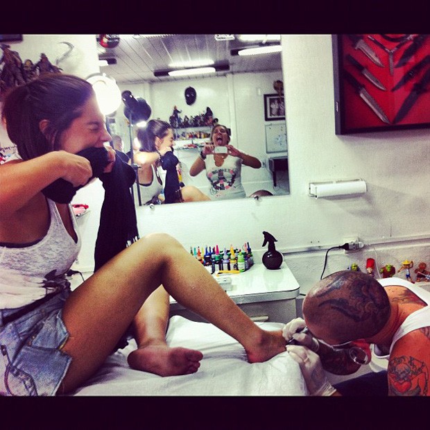Giovanna Lancellotti posta foto se tatuando (Foto: Twitter / Reprodução)