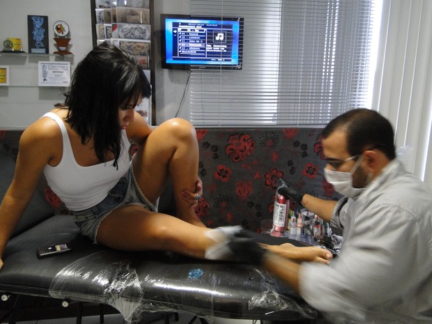 Ex-BBB Jakeline faz tatuagem (Foto: Divulgação)