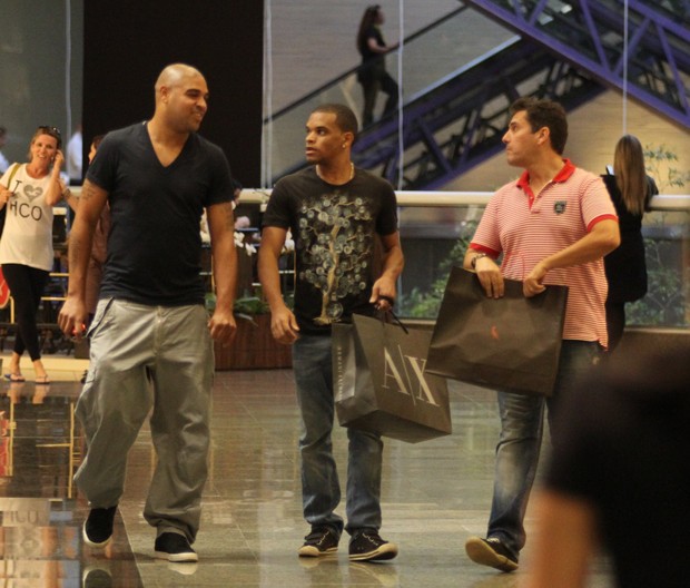 Adriano foi as compras hoje no shopping Rio Design Barra (Foto: Marcus Pavão / AgNews)