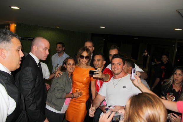 Jennifer Lopez posa com fãs no Aeroporto Internacional de Guarulhos, em São Paulo (Foto: Delson Silva e Gabriel Reis/ Ag. News)